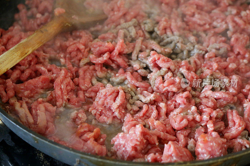 想象一下，用木勺在不粘锅里煎炸肉糜/瘦牛肉末，开始烹饪，棕色和焦糖，切碎的洋葱、西红柿、肉酱、意大利肉酱面、牧羊人派